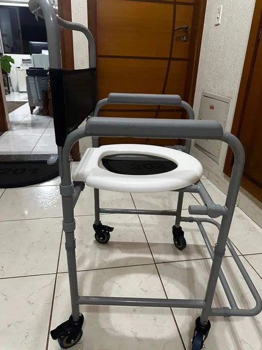 Cadeira de banho com rodas Nova na Caixa - Foto 6