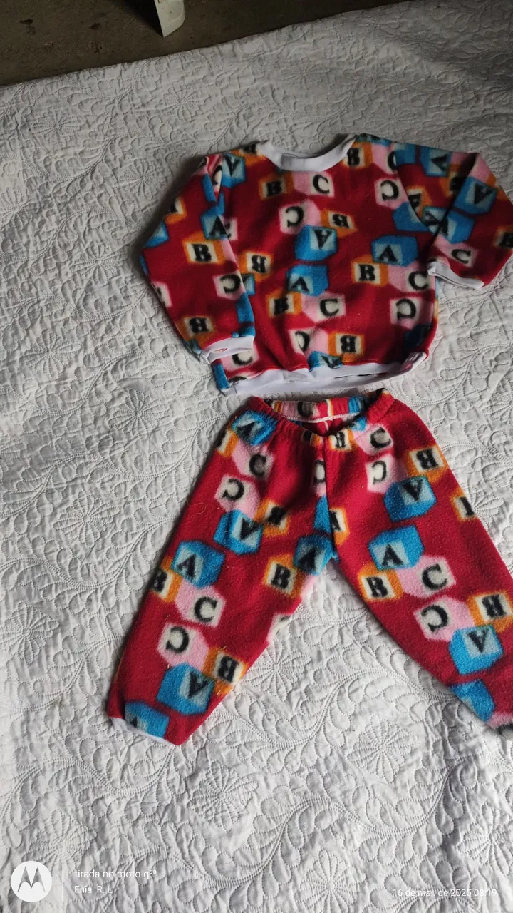 Conjunto de pijama infantil com estampa de letras
