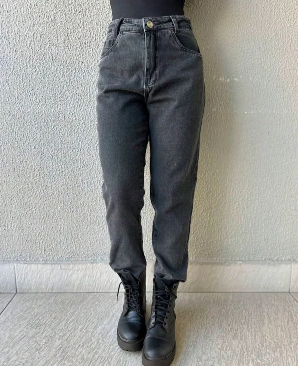Calça Jeans Preta Mom Fit com Bota
