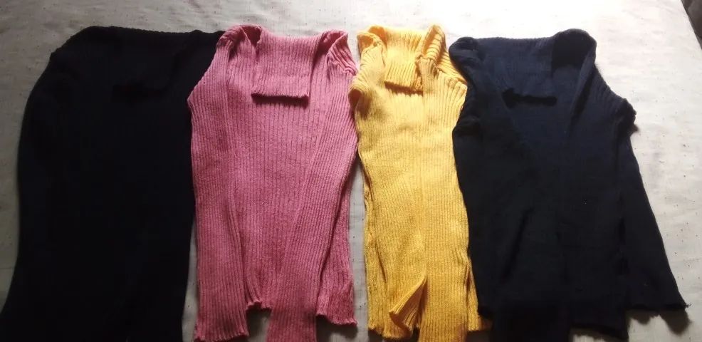 Blusas Gola Alta de lã e manga comprida, seminovas. 