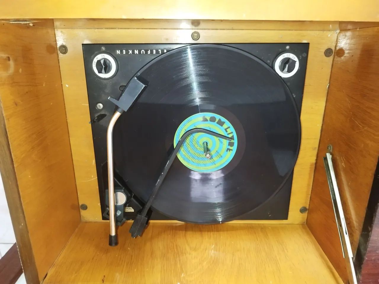 Rádio  vitrola Antigo de Movel - Foto 4