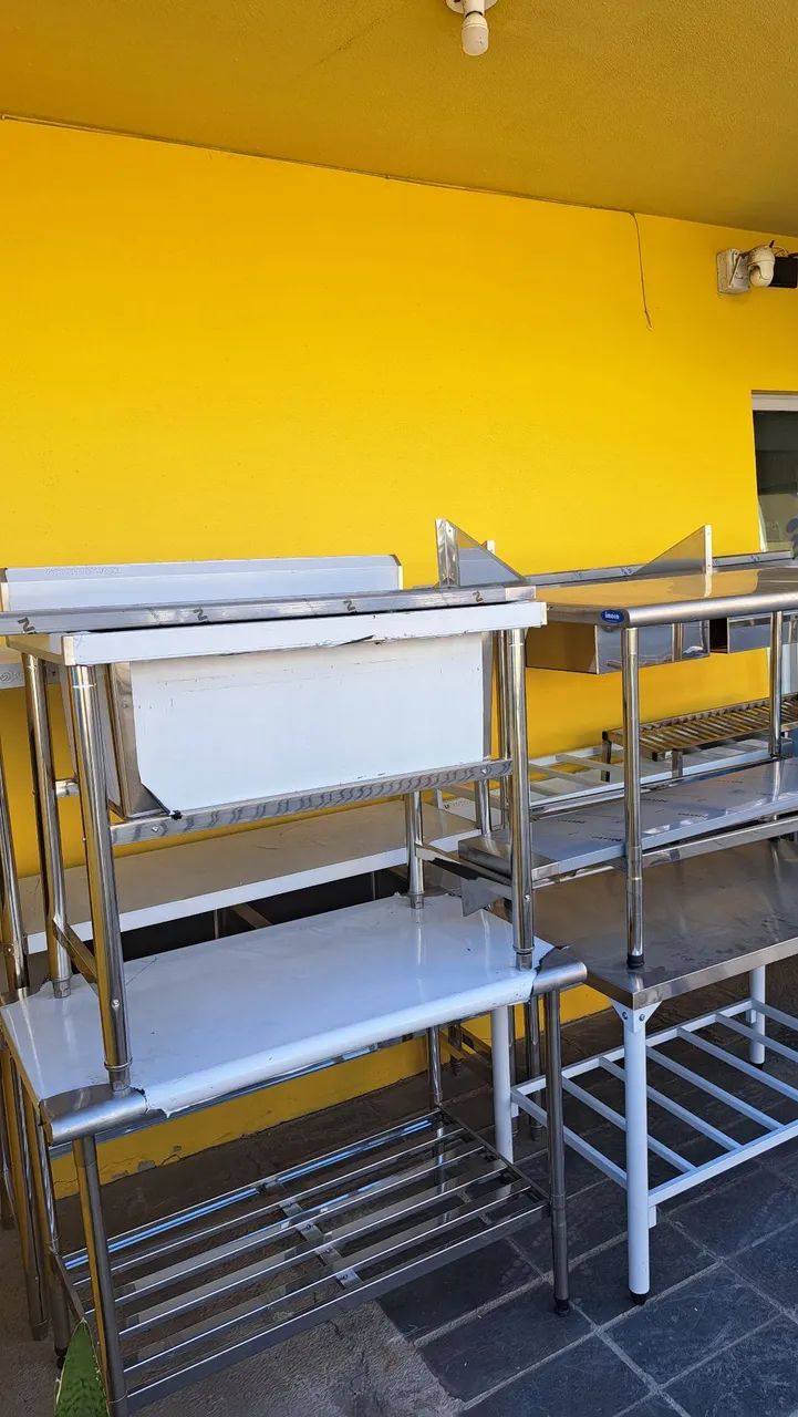 A. Mesas e pias de inox diversos modelos e tamanhos 