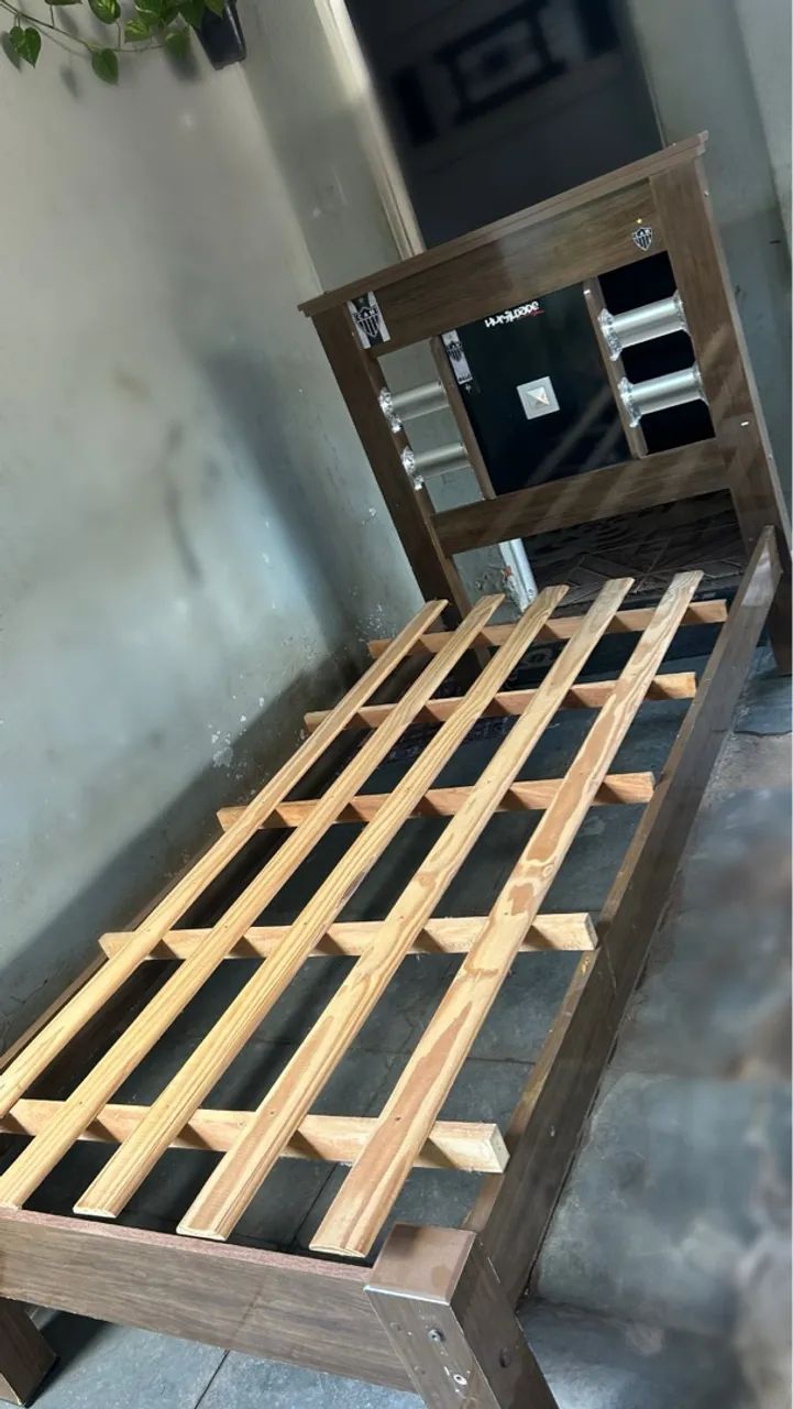 Cama de solteiro com cabeceira e ripas