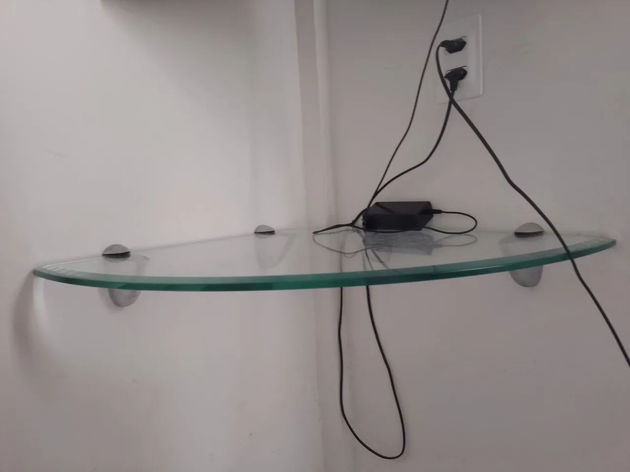 Vendo Prateleira de vidro para canto R$130,00) entrega por conta comprador! - Foto 2