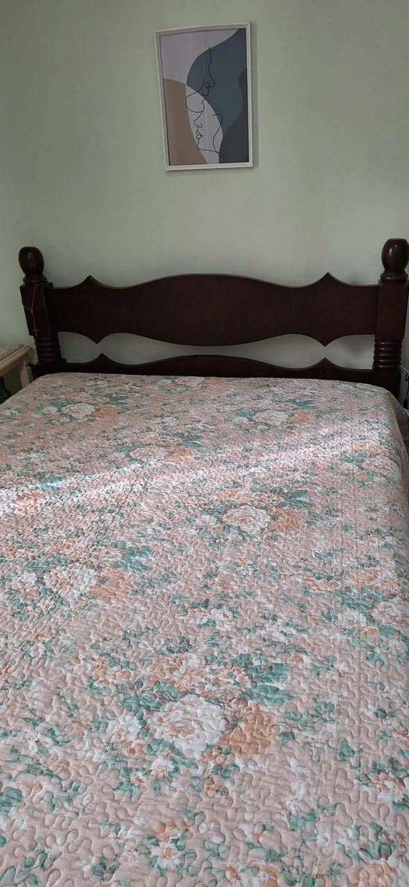 Cama de casal estilo colonial em perfeito estado de conservação. 