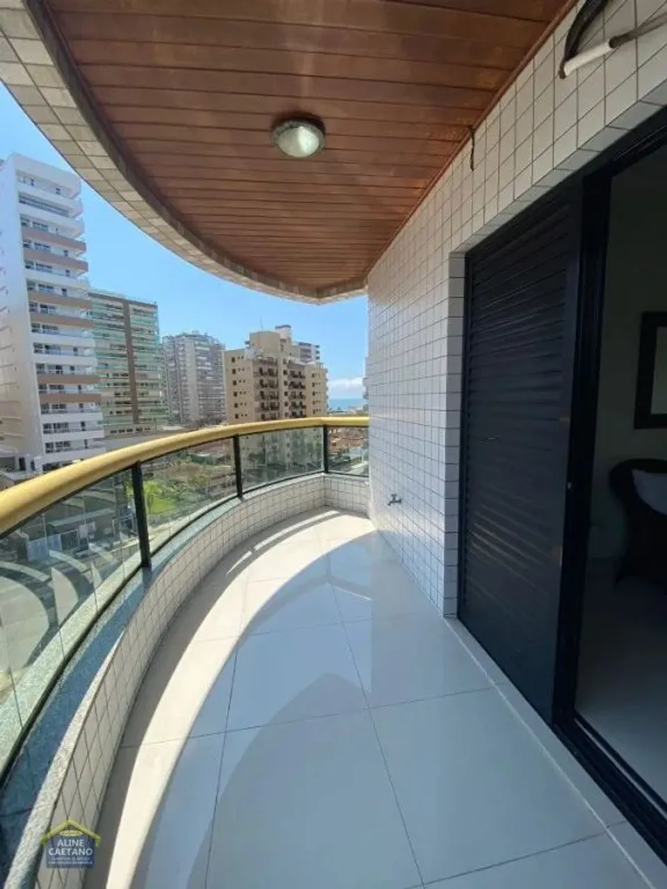 Apartamento com 3 dorms - Varanda e Vaga de garagem demarcada! Financia!