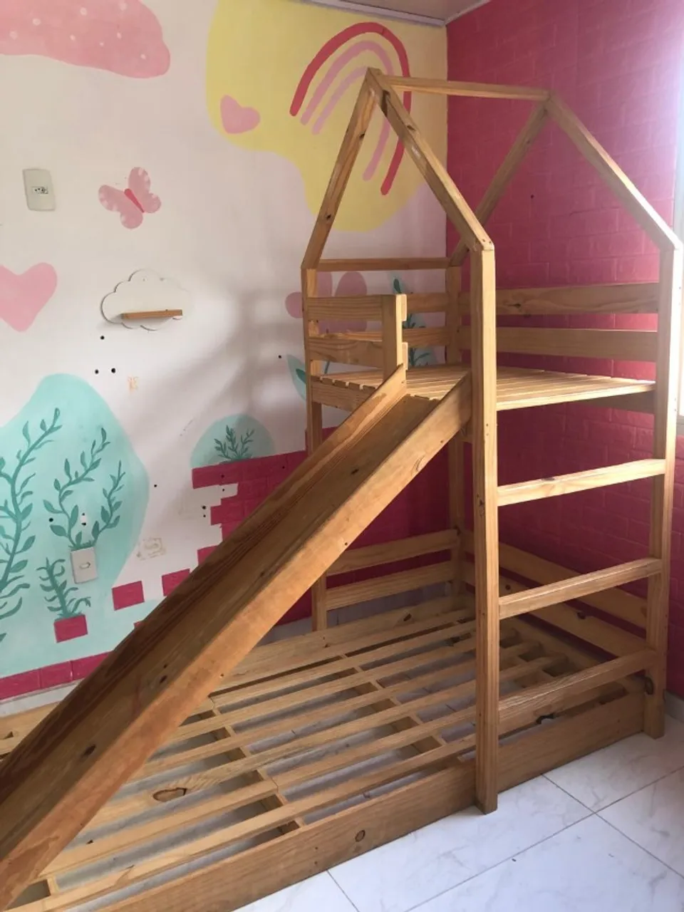 Cama infantil com escorregador em madeira