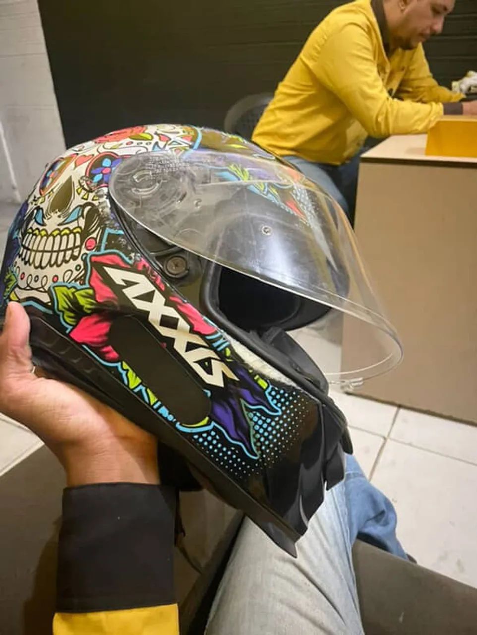 Capacete Axxis com design de caveira - Foto 2