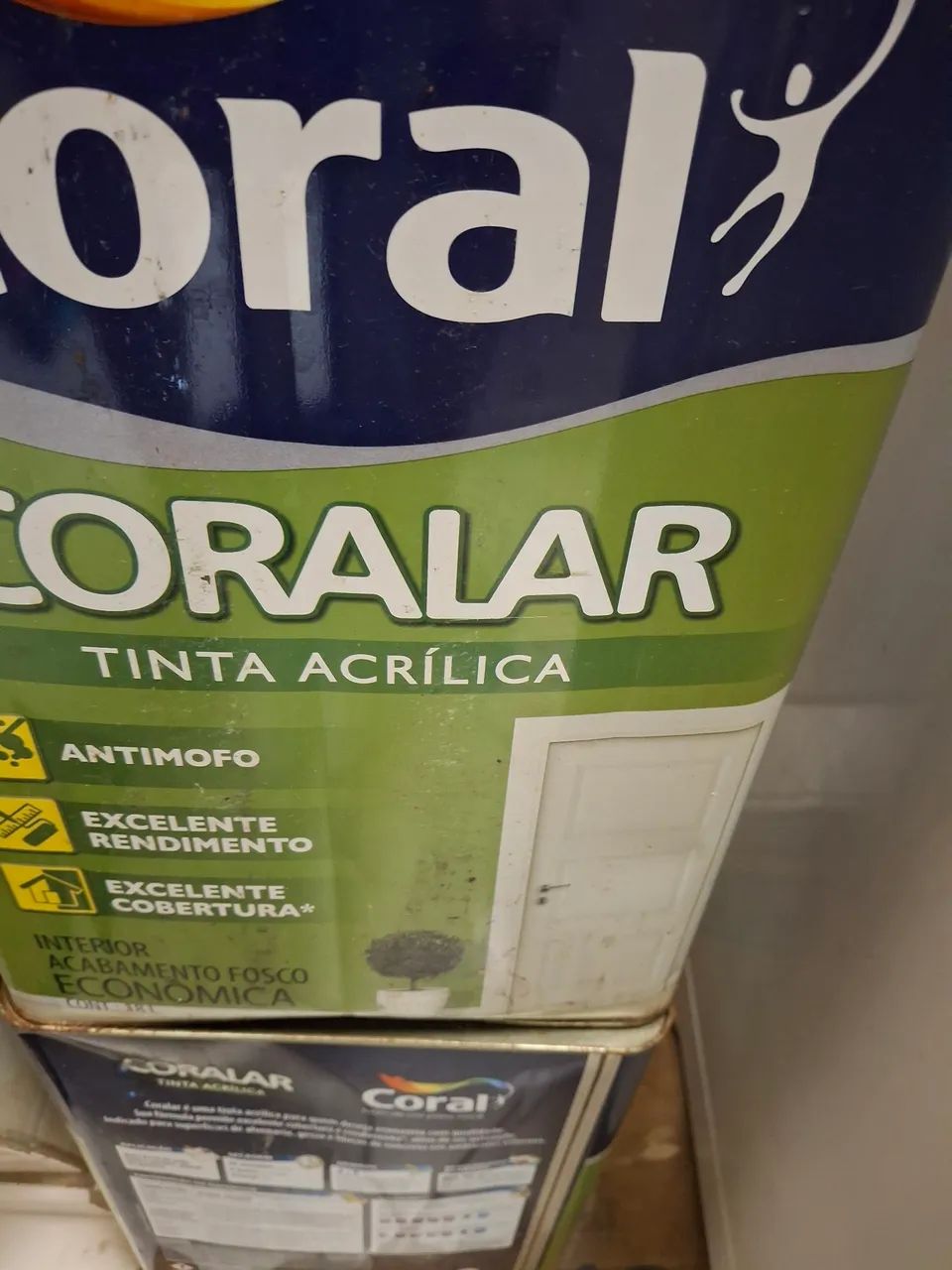 3 LATAS DE TINTA 18L INTACTAS. CORES VERDE CLARO E VERDE QUADRA( SUJEITO À CONFIRMAÇÃO)  