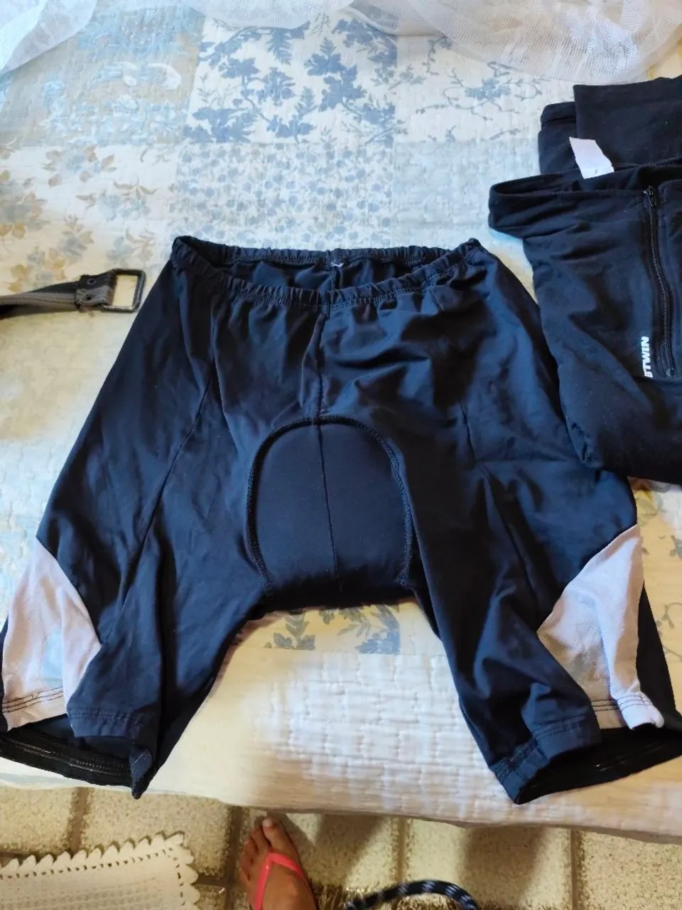 Três bermudas e uma blusa de Ciclismo Preta com Detalhes