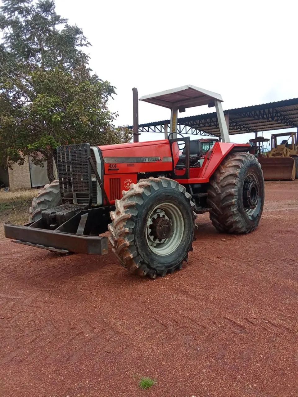 Trator 4x4 Massey Ferguson
