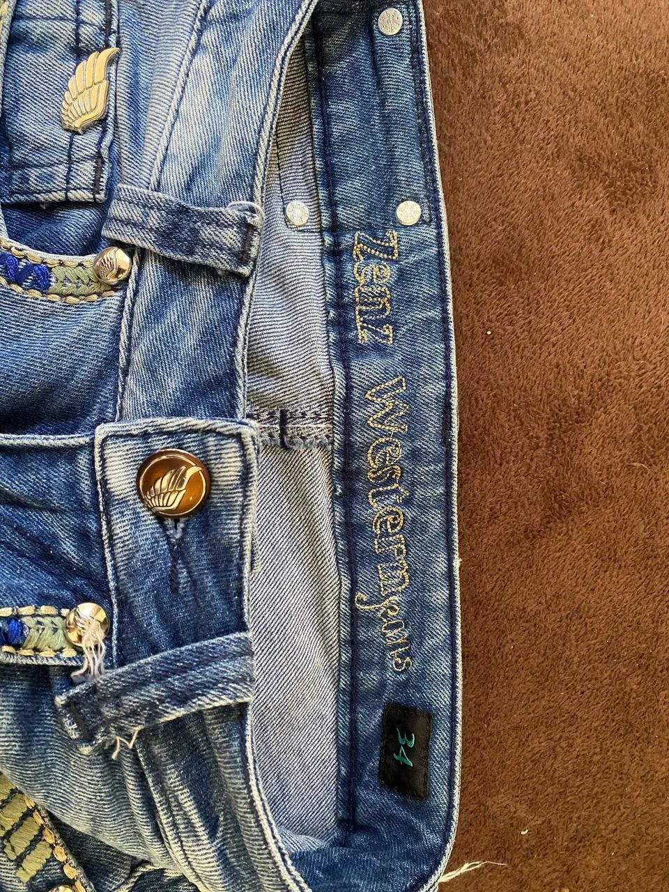 Calça jeans flare com bordados - Foto 4