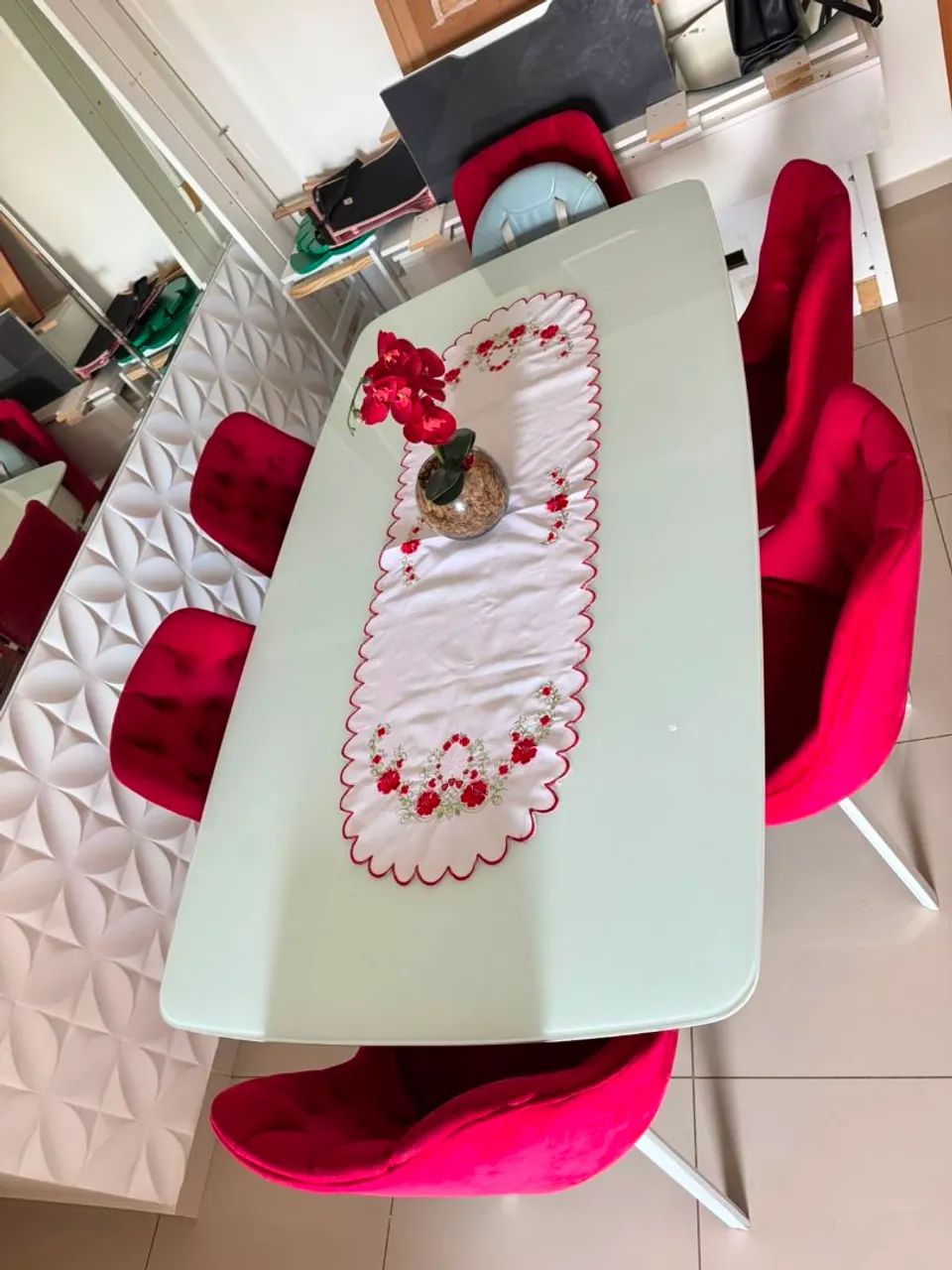 Mesa de vidro branca com 6 cadeiras  - Foto 3