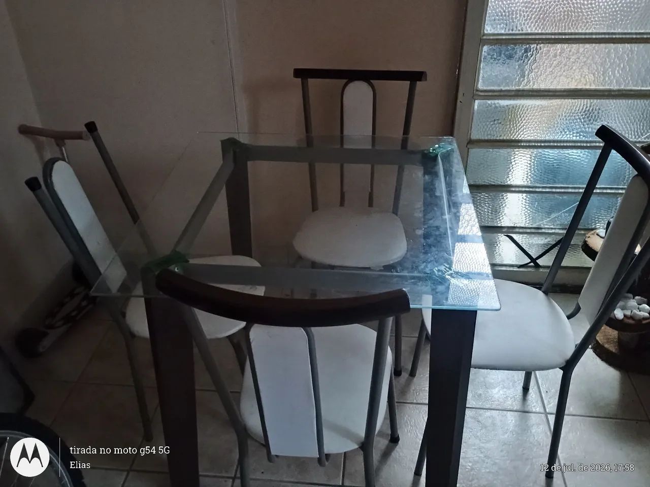 VENDO MESA DE VIDRO COM 4 CADEIRAS - Foto 4