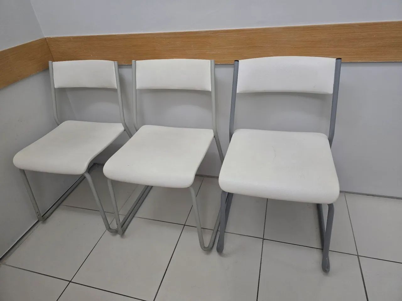 Cadeira em courino branco