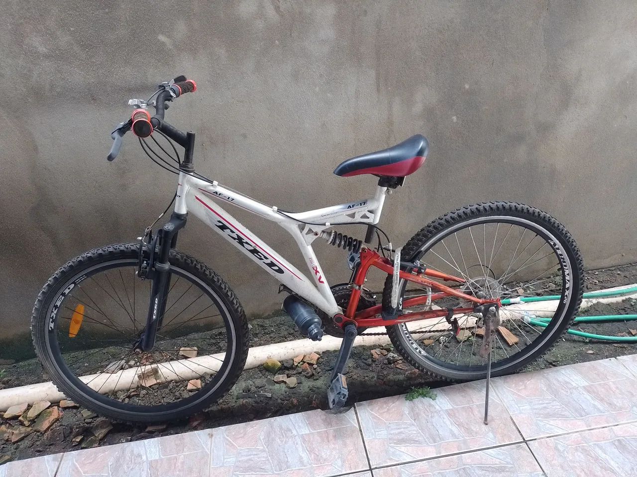 Vende _se uma bicicleta da marca Txed 