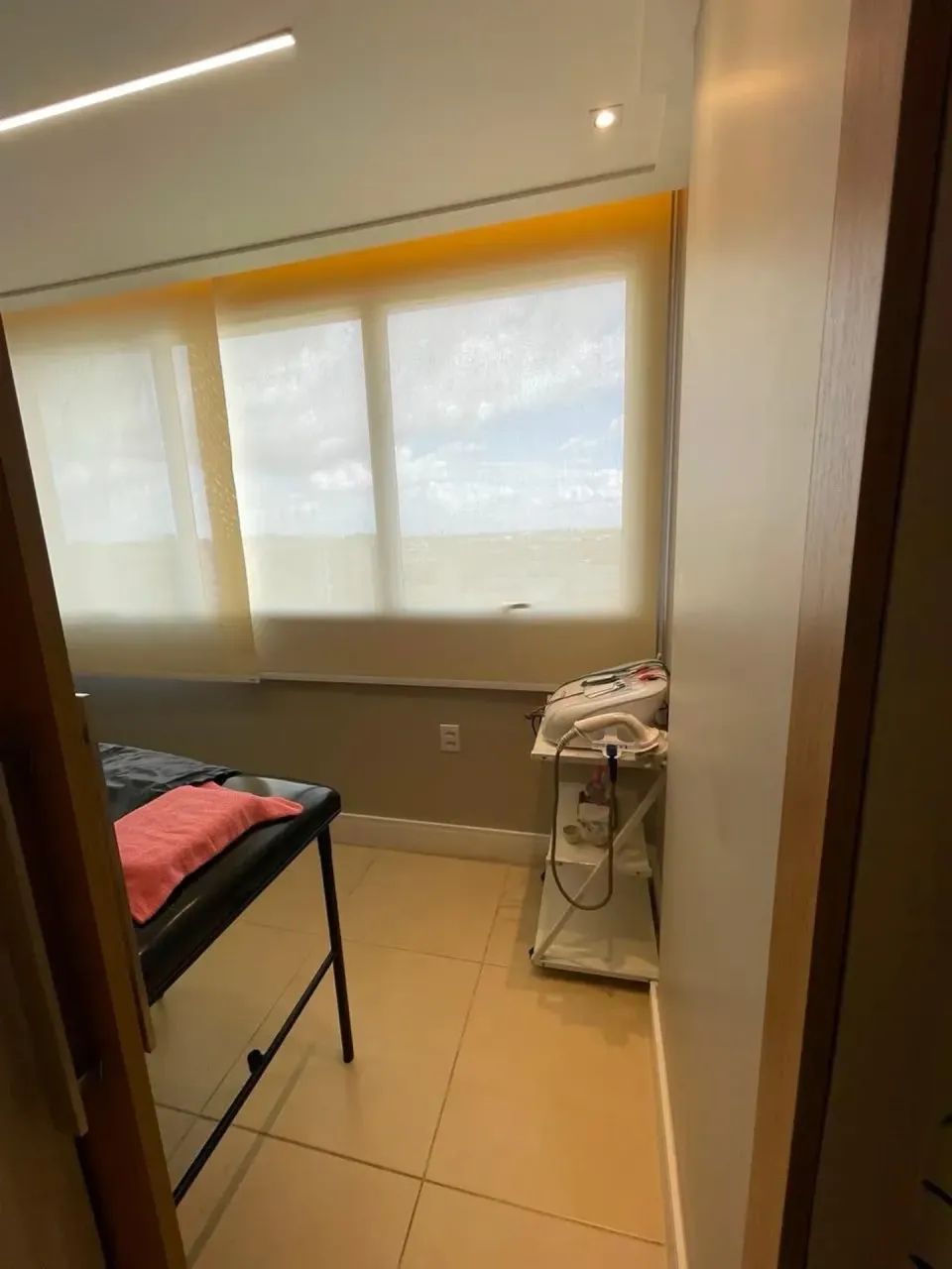 Vendo Sala comercial no Parque Office - Andar alto - Bem localizado - Foto 2