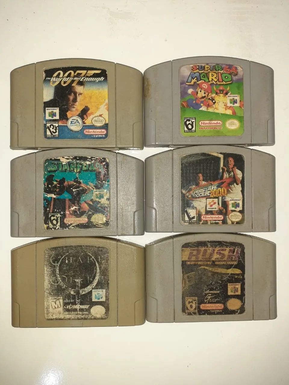Seis fitas do Nintendo 64.