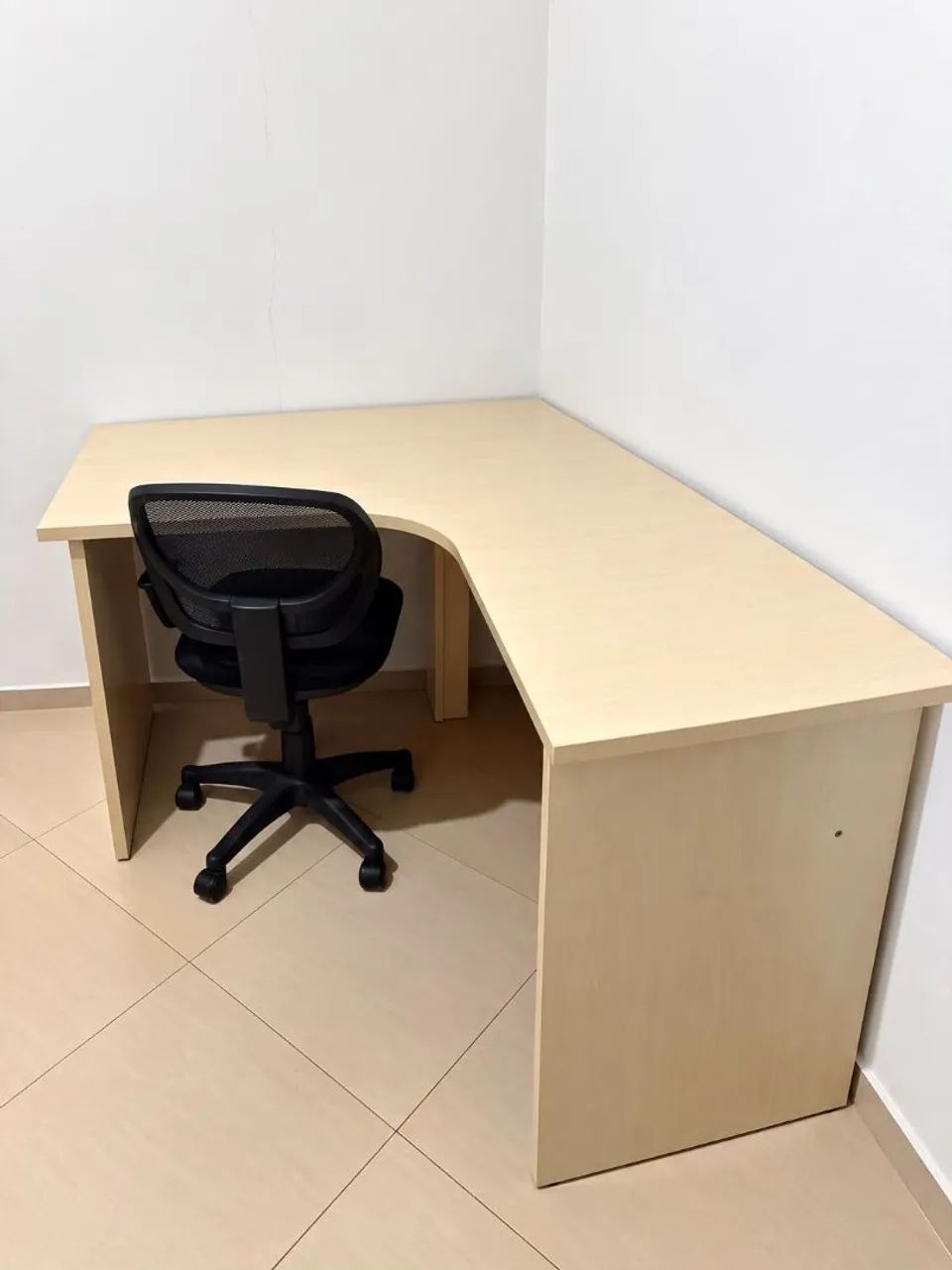 Mesa de escritório de canto já com cadeira. - Foto 2