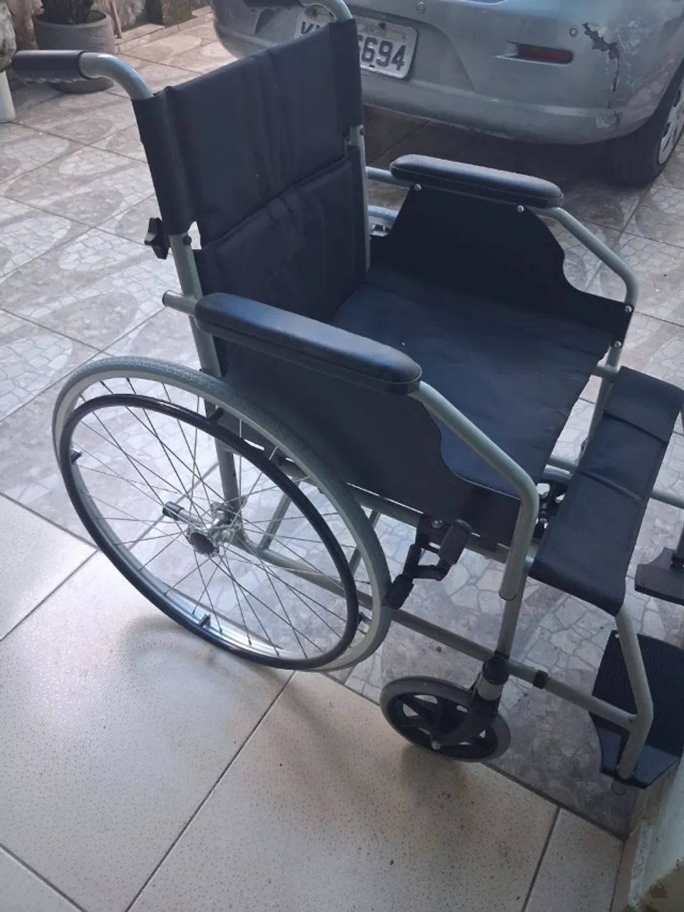 Cadeira de rodas semi nova 