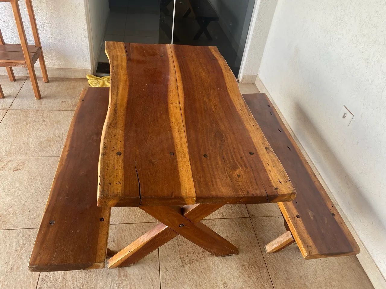 Mesa de madeira maciça/ bancos