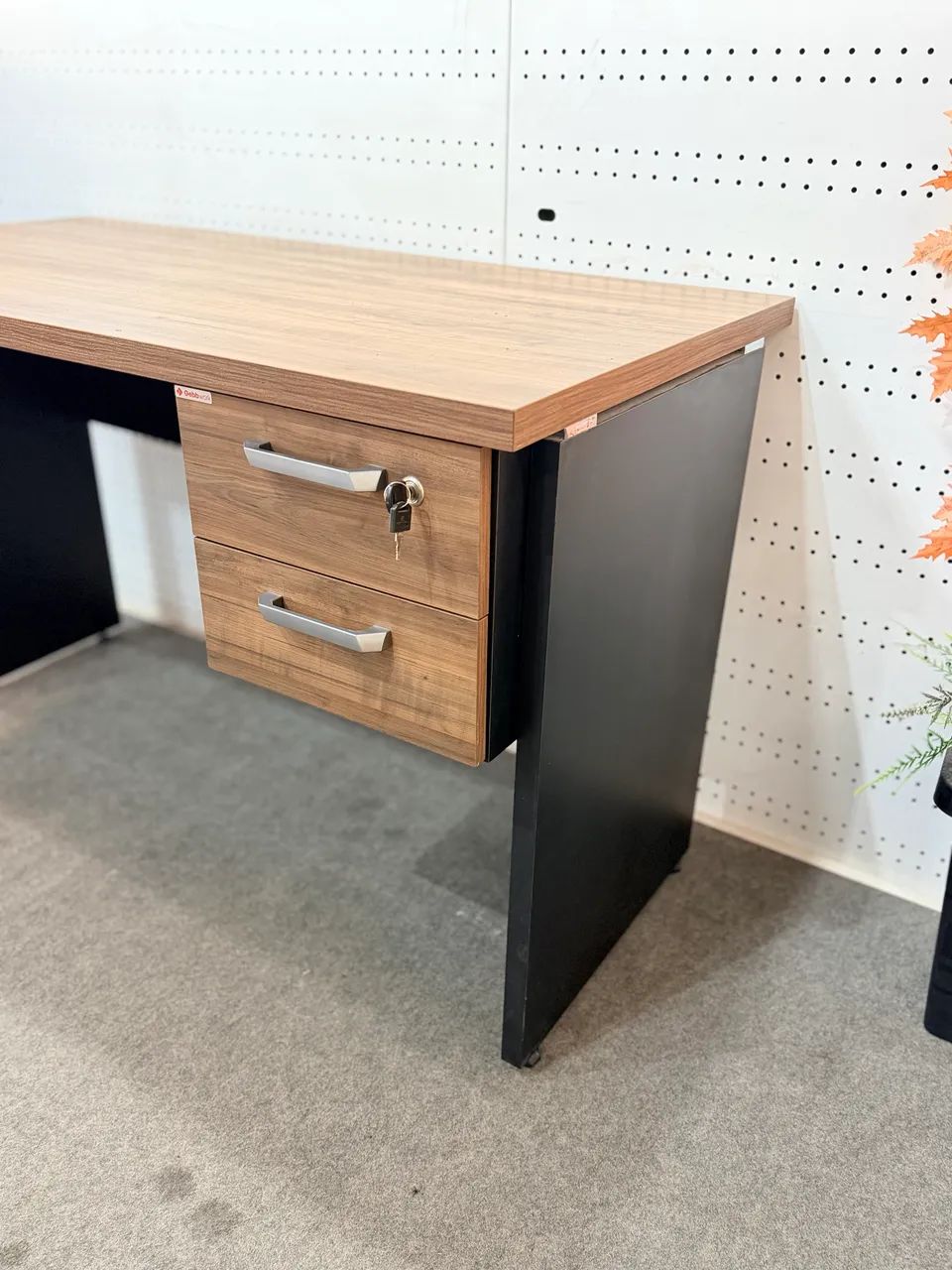 Mesa com gaveta amadeira com detalhes preto -Reforçado  - Foto 4