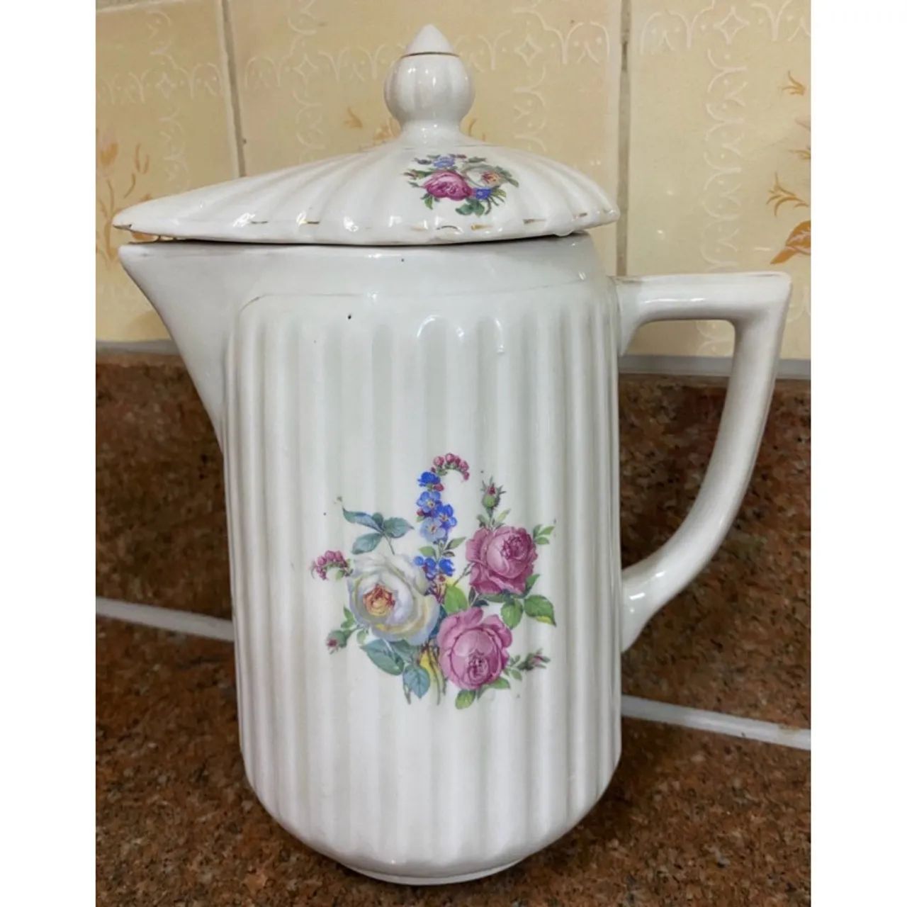 Bule antigo e raro  com cena floral em estilo da decada 50/60.