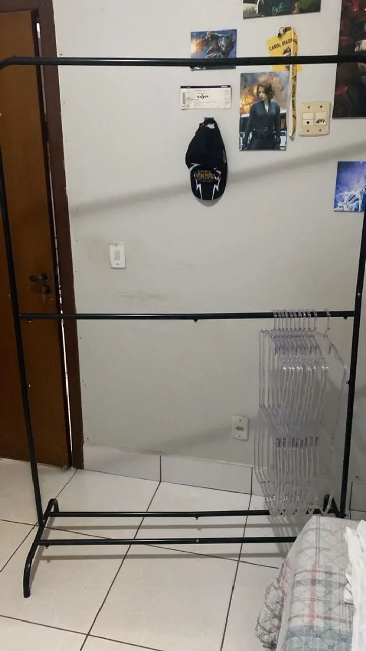 arara de roupa e provador