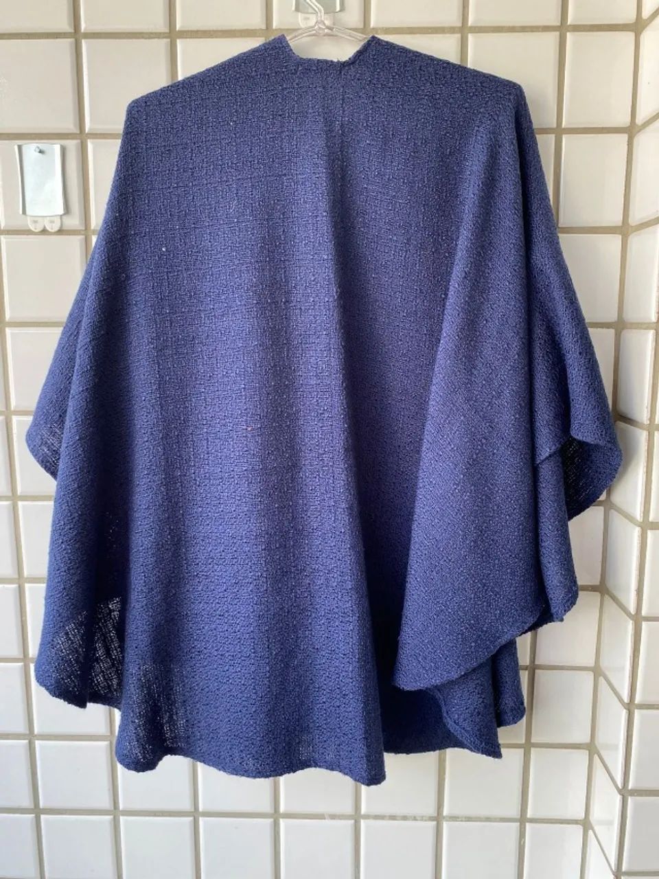 Poncho em tricô Marinho - Foto 2