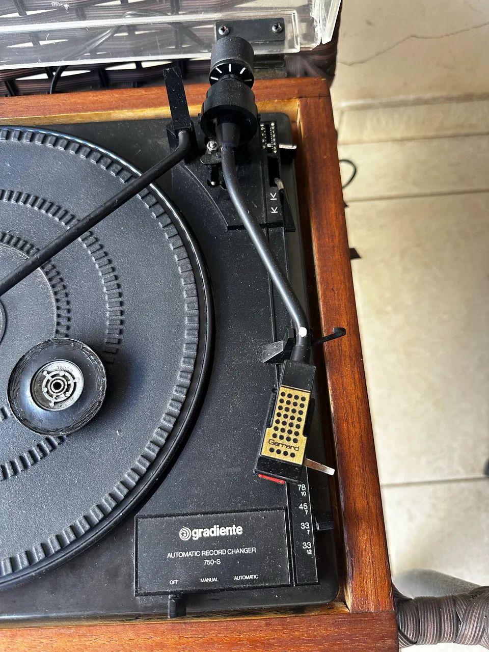 Toca discos Gradiente Garrard 750 s