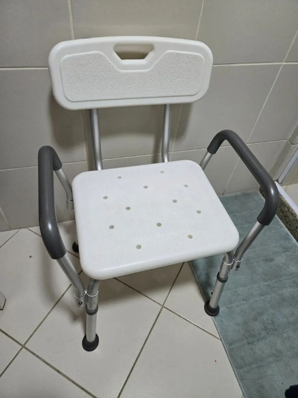 Banco de banho com encosto e braços com design ergonômico - Foto 3