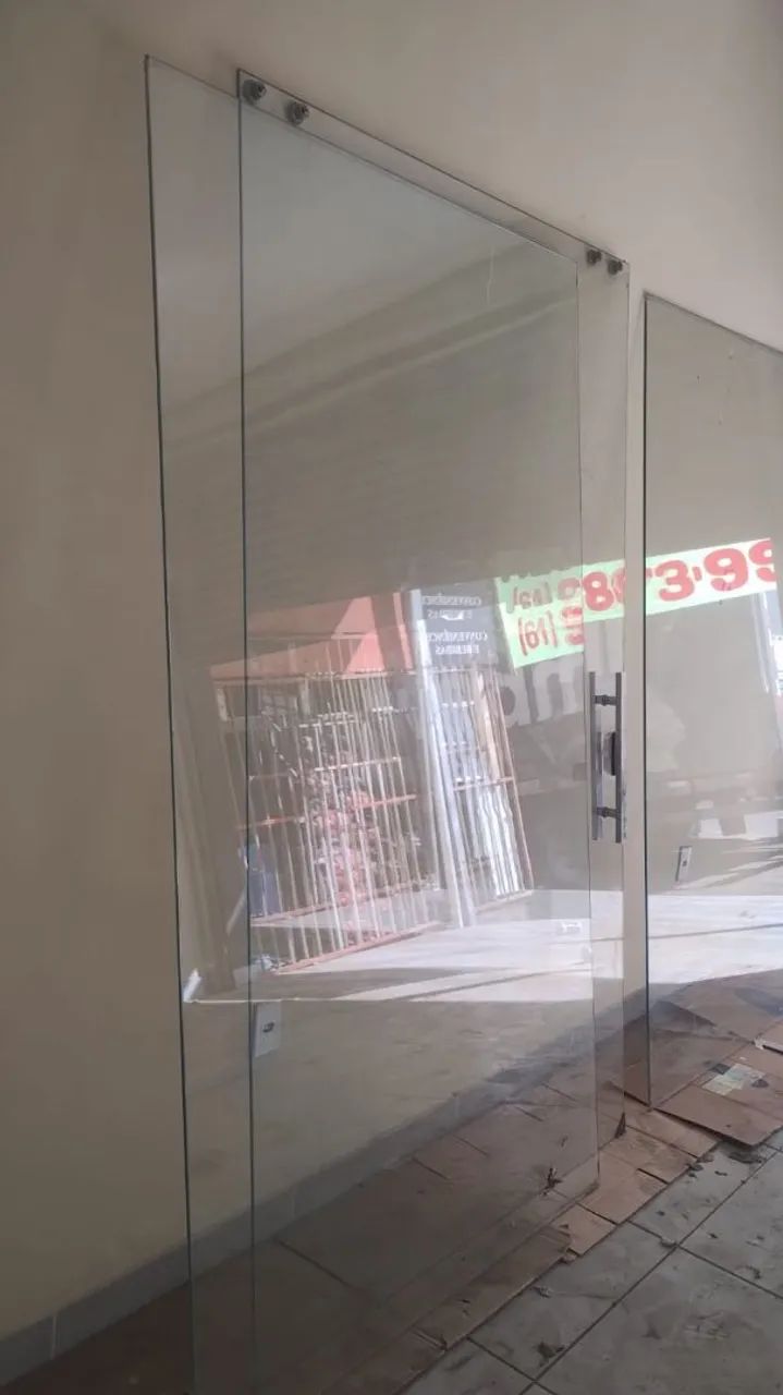 Porta blindex e balcões 