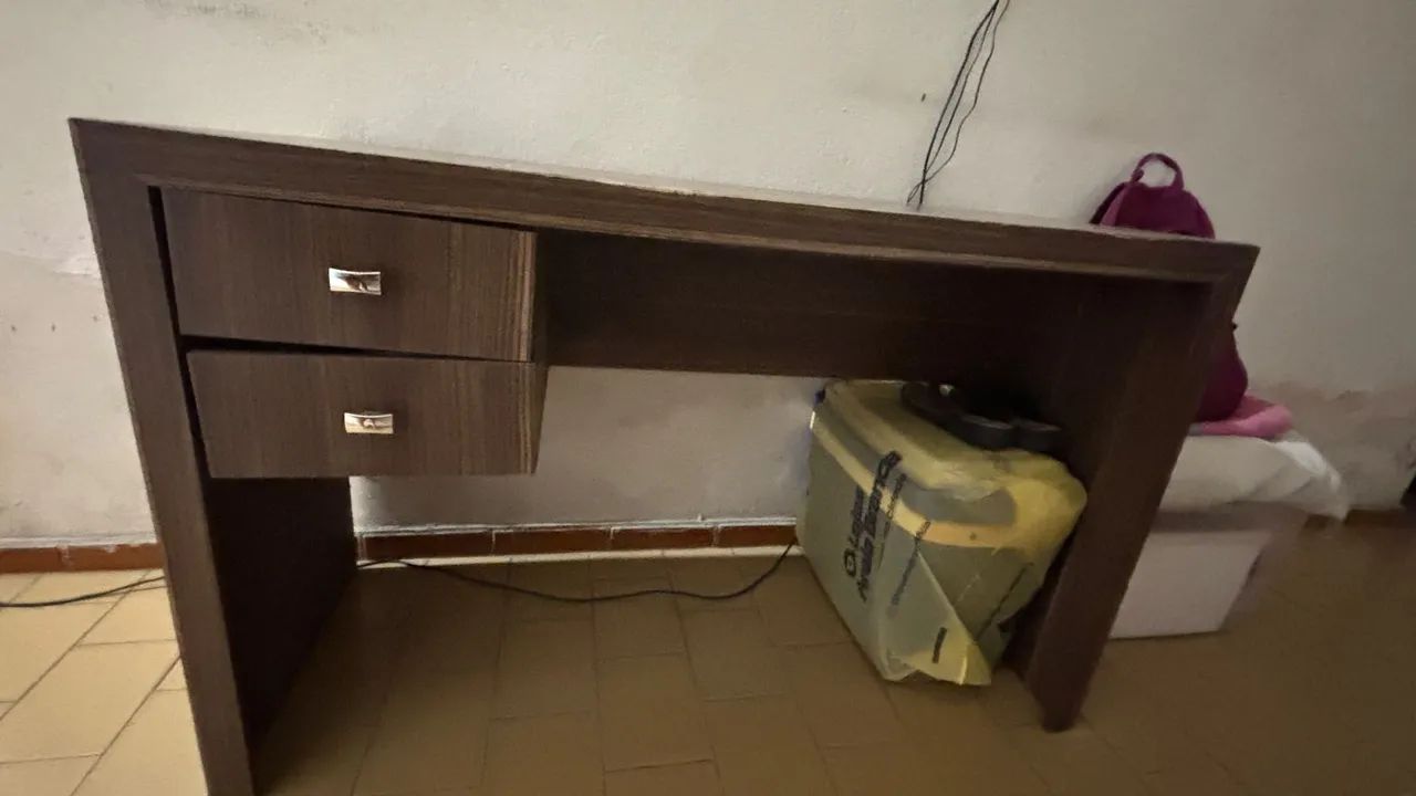 Escrivaninha com gavetas funcionando normal, em bom estado, com algumas avarias 