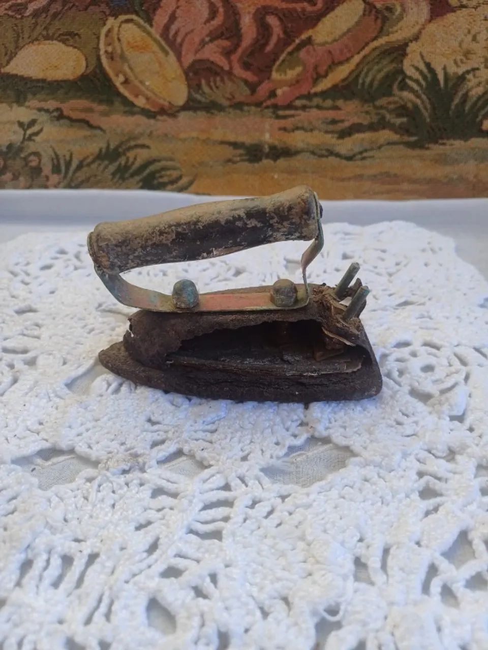 Ferro de engomar miniatura antigo com defeitos  - Foto 3