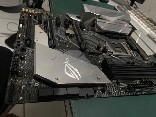 Placa-mãe ASUS ROG Strix Z370-E Gaming - Foto 2