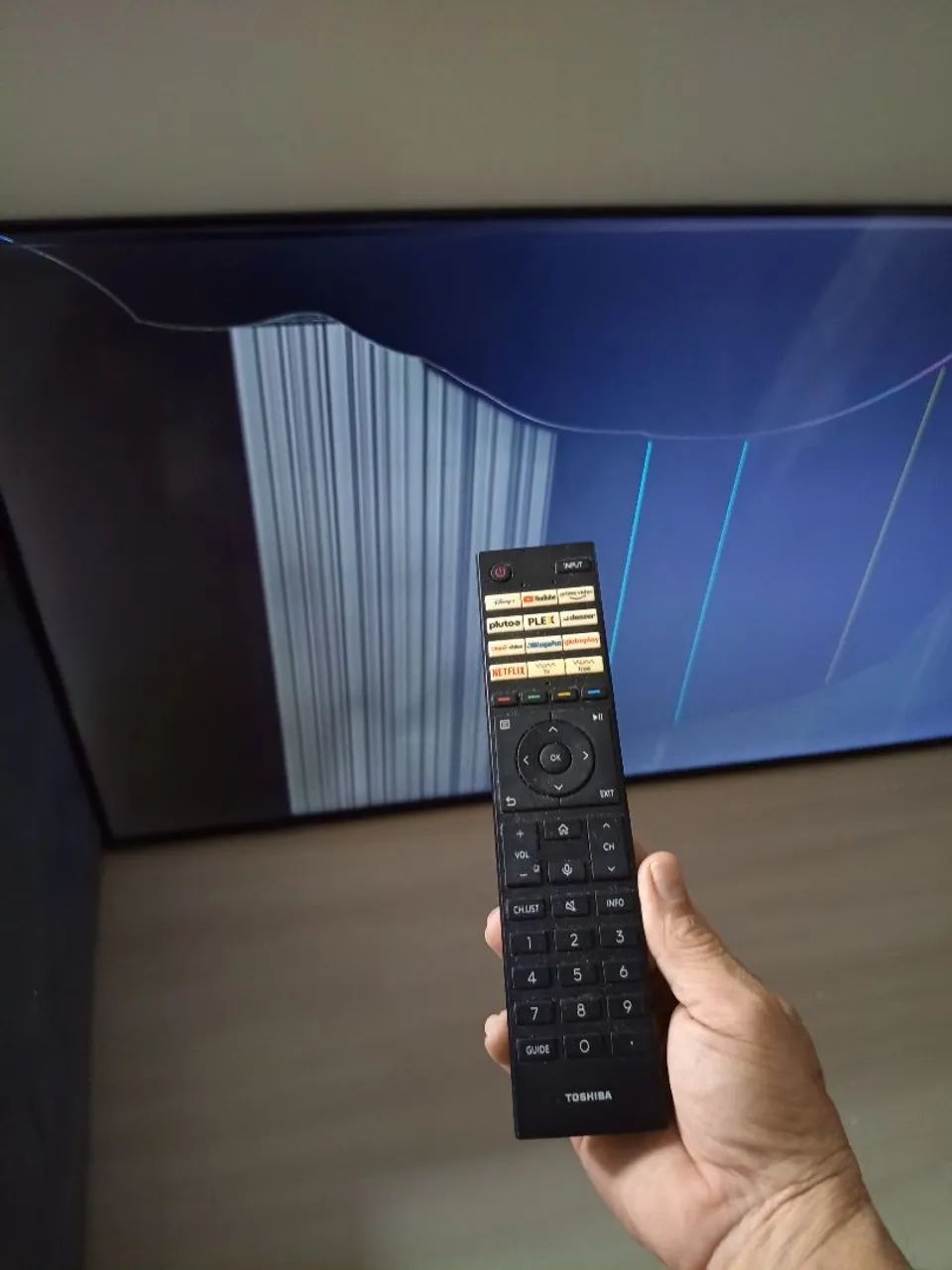 Vendo tv 65 pol. Com a tela quebrada  - Foto 4