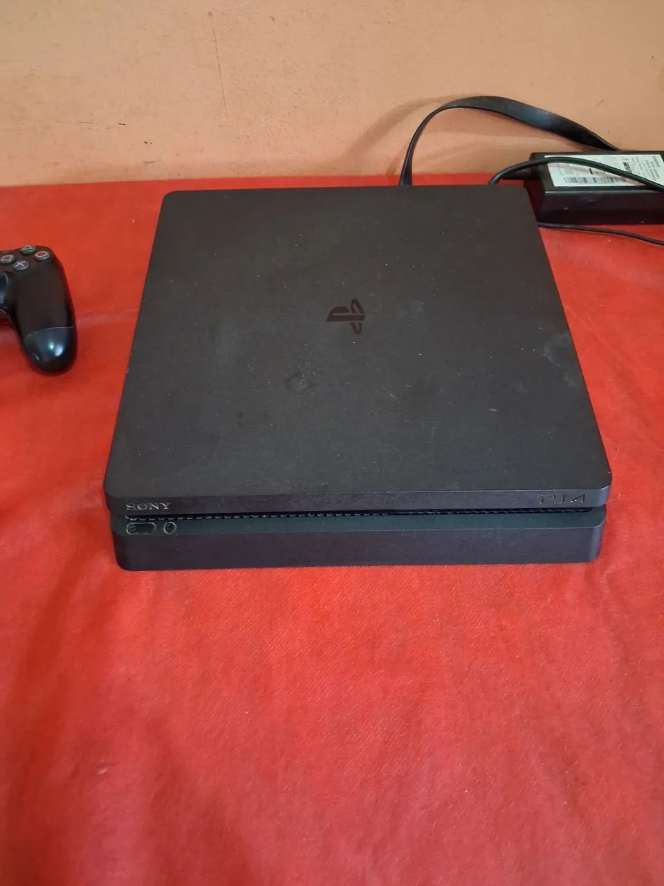 Ps4 semi novo com 2 controles 3 jogos mídia física e carregador dos controles  - Foto 4