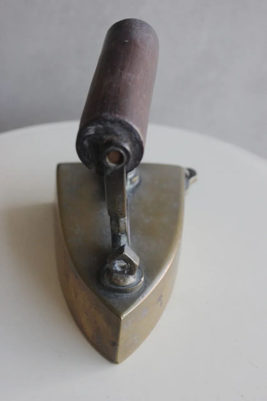 Antigo ferro de passar a brasa (em bronze) - Foto 2