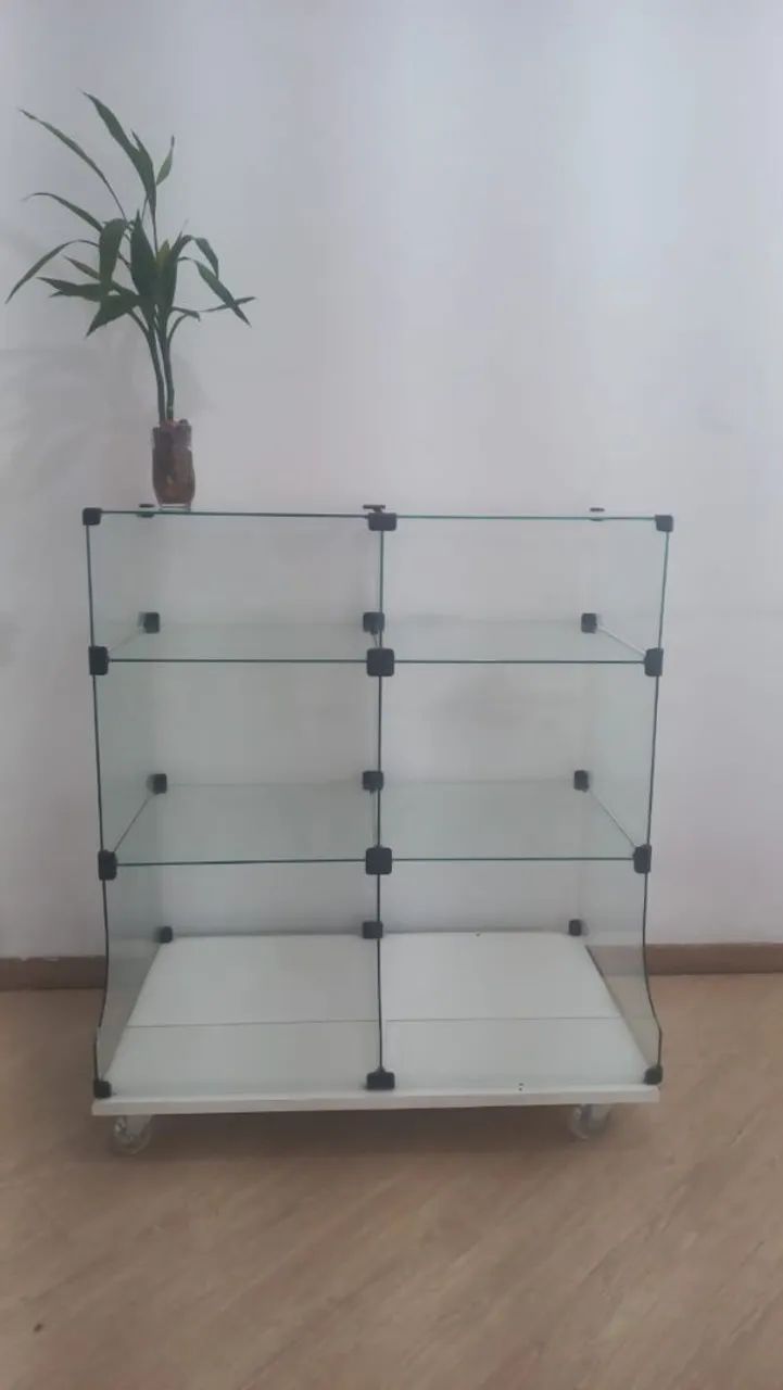 Balcão de Vidro com Rodinhas