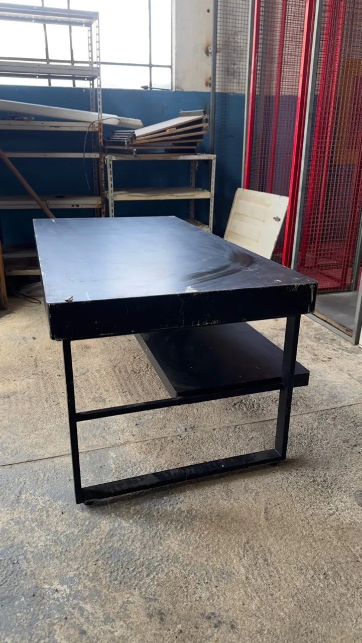  Mesa com prateleira