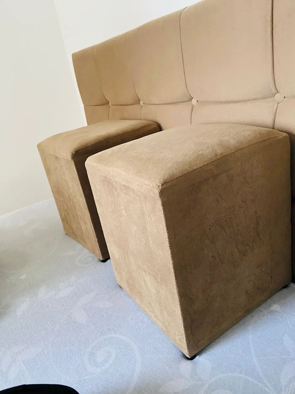 Par de puffs estofados bege/caramelo - ótimo para sala ou quarto - Foto 5