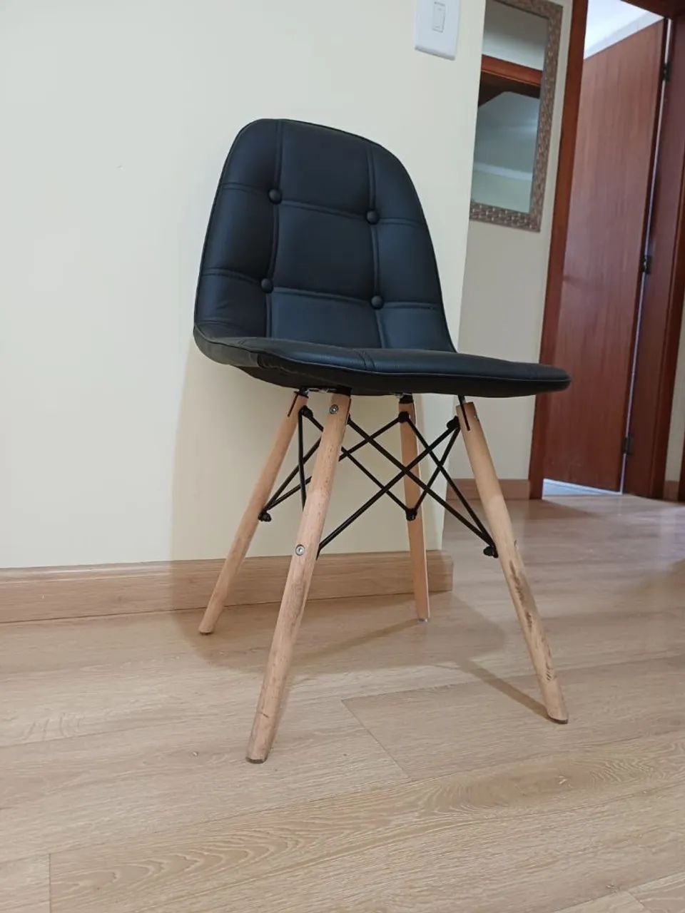 Jogo com 4 Cadeiras Charles Eames Eiffel Botonê Pretas - Perfeito Estado - Foto 4