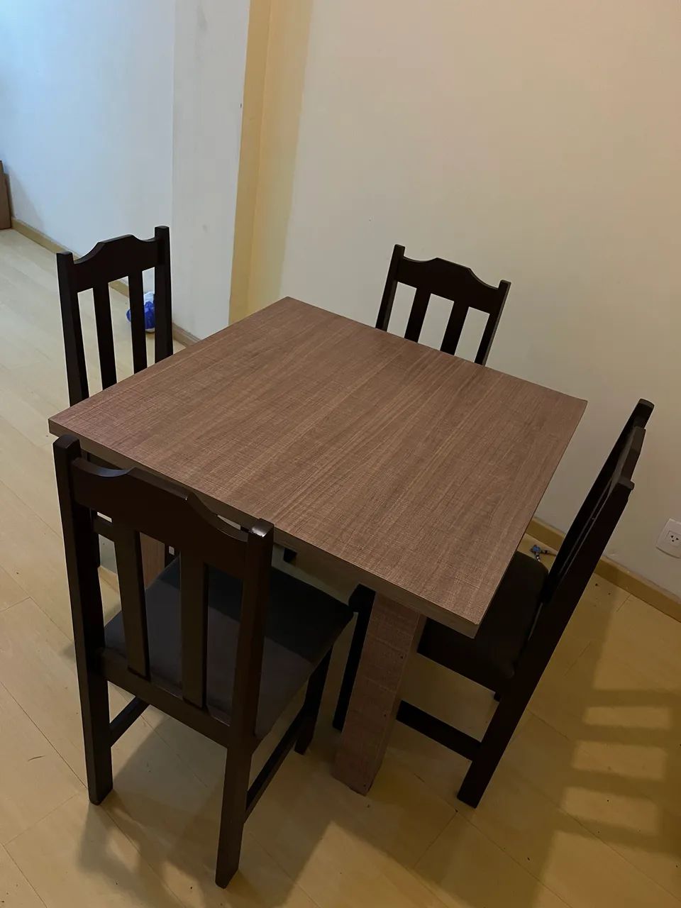 Mesa quatro cadeiras 