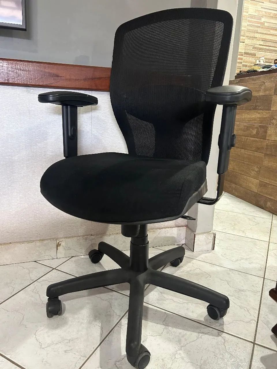 Cadeira de escritório com encosto e tela mesh, assento acolchoado e braços com regulagem  - Foto 3
