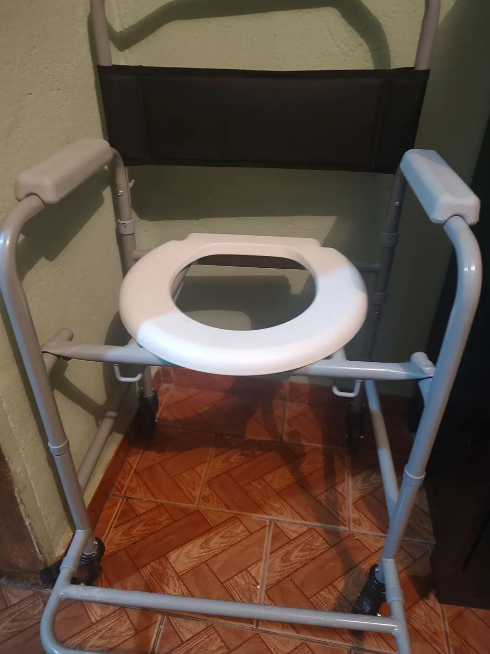Cadeira de banho geriátrica semi nova