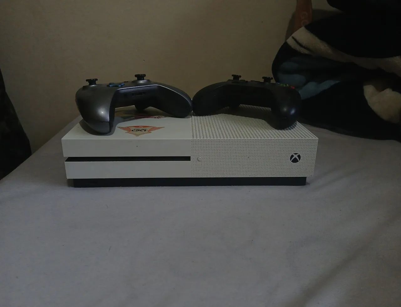 Xbox One S 1tb com dois controles com defeito