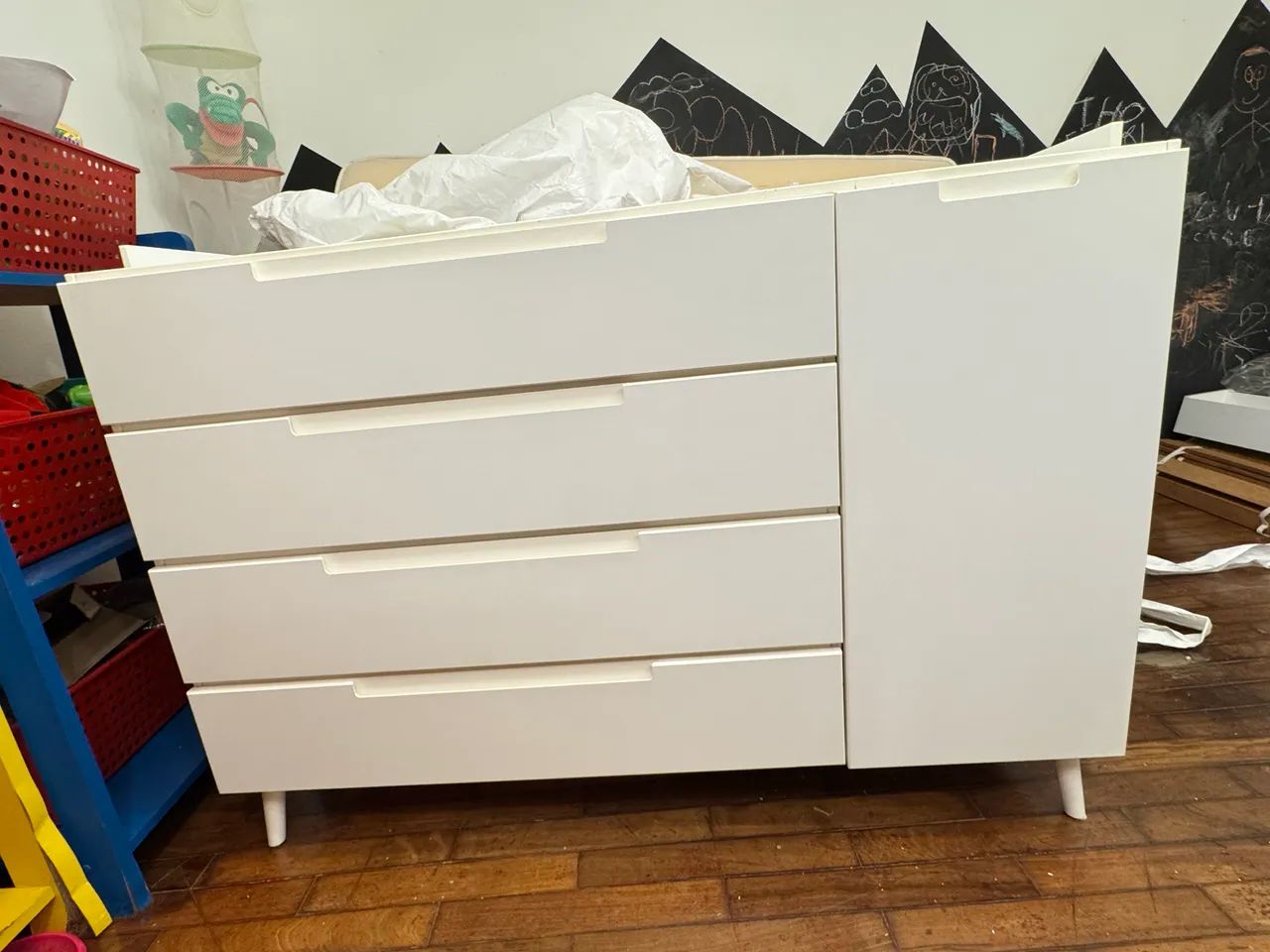 Cômoda grande com 4 gavetões e divisão interna. Material em Laca 
