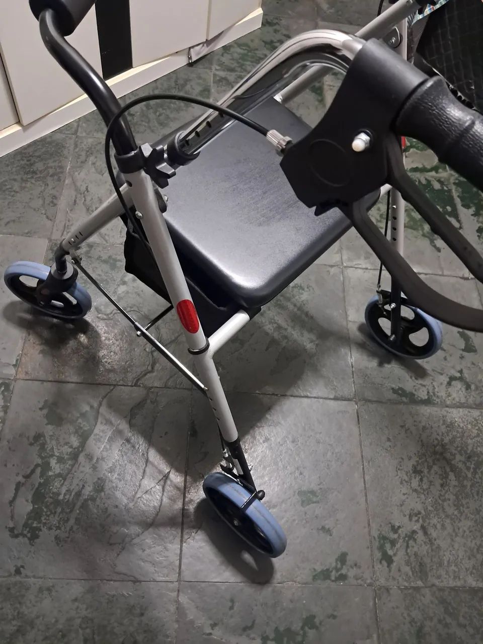 Andador com rodas  semi novo  - Foto 2