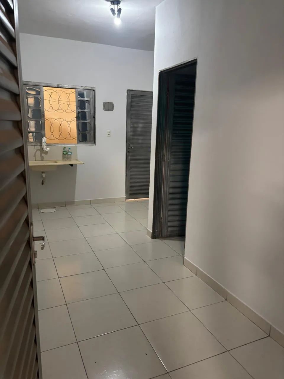 Aluga-se kitnet na Av. Pará, setor Campinas.  - Foto 2