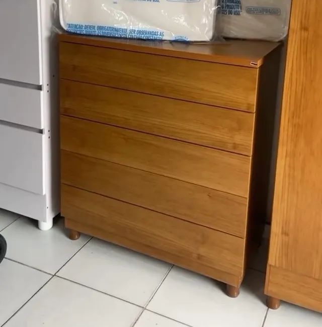 Comoda Premium com 5 gavetas - 3 opções de cores